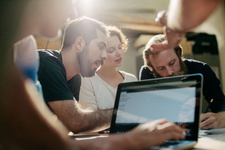 At the EOS Tech Lab, participants learn, e.g., how they can set up cloud applications faster with Kubernetes.