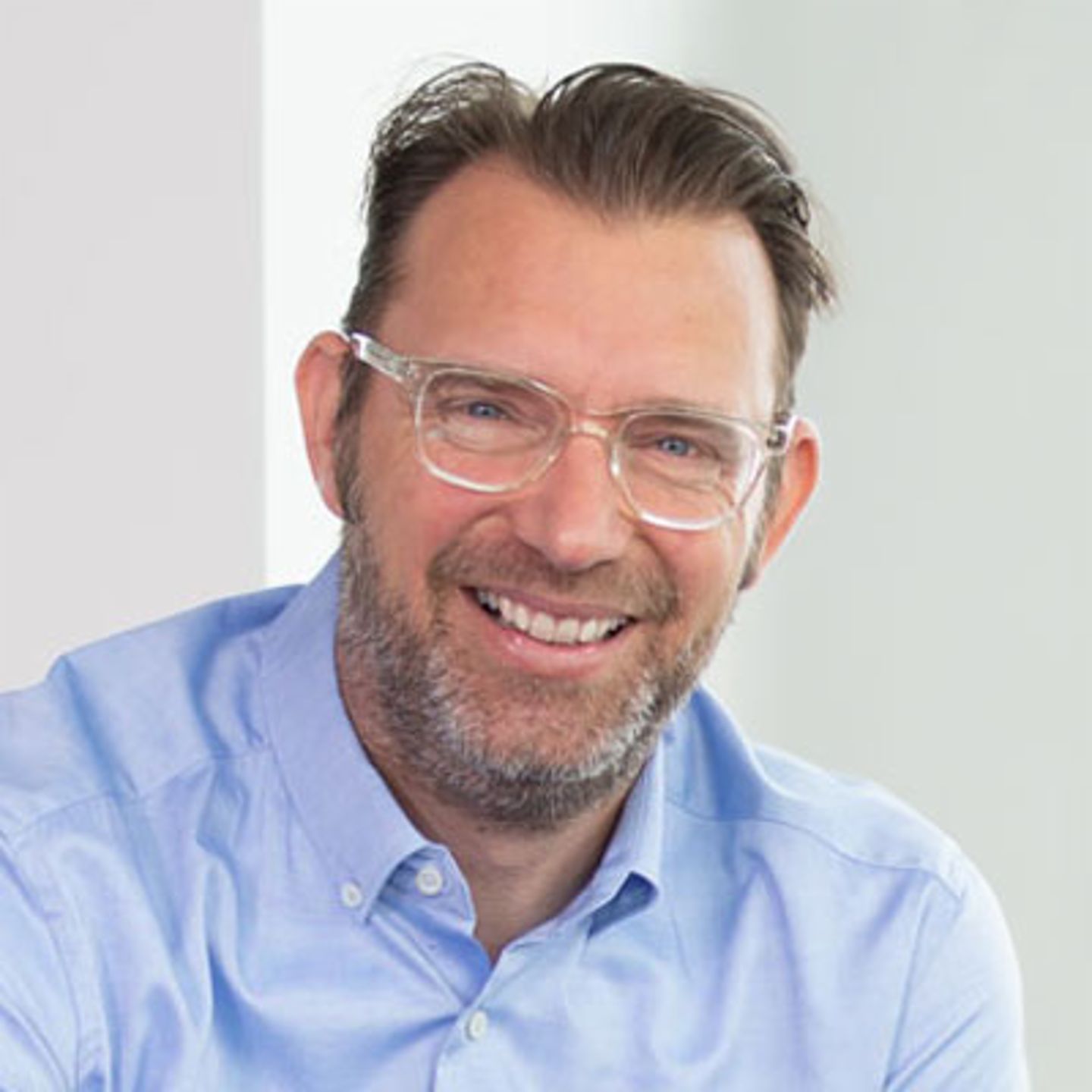 Ein Porträtfoto zeigt Stefan Cohrs, Senior Vicepresident Cross-border bei EOS