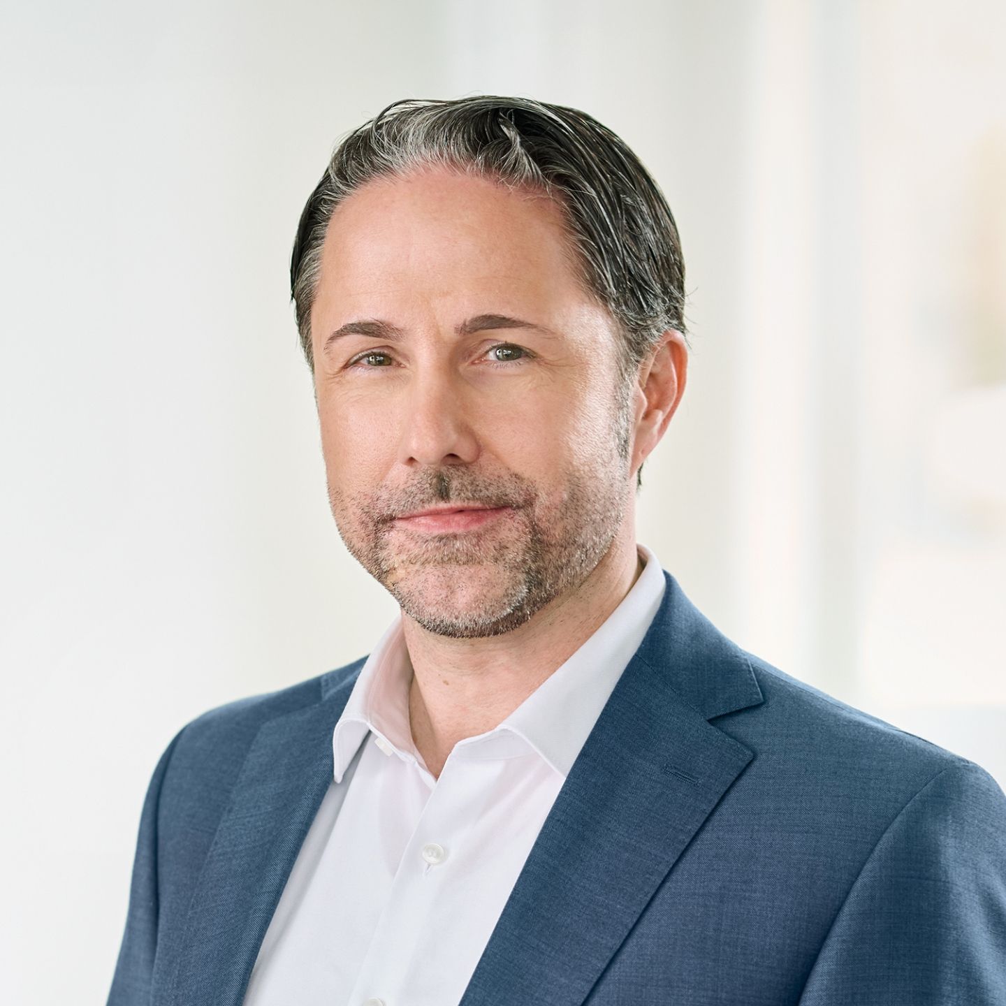 Ein Foto von Marwin Ramcke, CEO der EOS Gruppe, steht über dem Zitat: „Durch den Kauf ungesicherter Forderungen leistet EOS einen Beitrag zur Stabilisierung von Wirtschaftskreisläufen.“