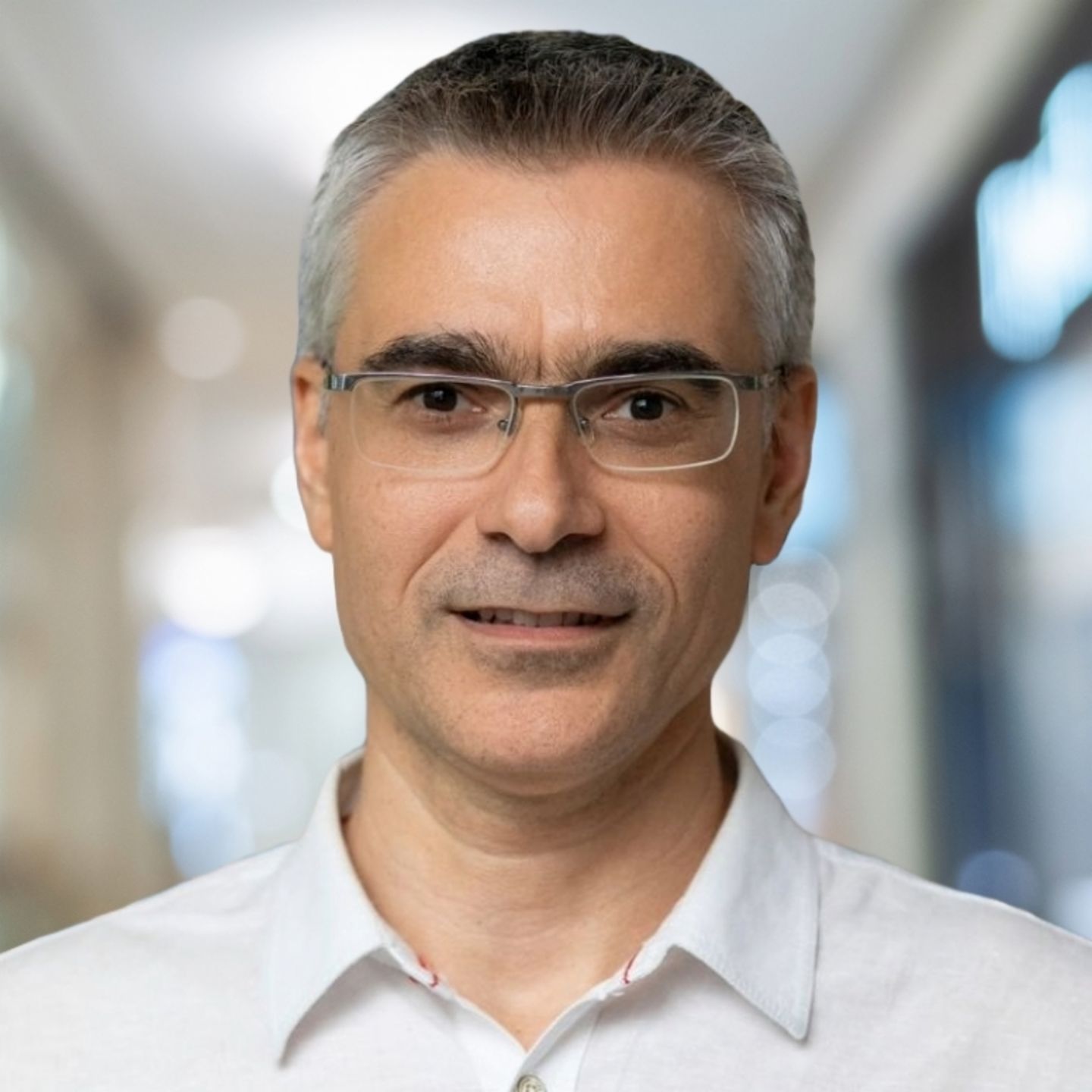 Slika prikazuje portret sagovornika Dobrina Mirovskog, glavnog digitalnog direktora u EOS Bugarskoj.