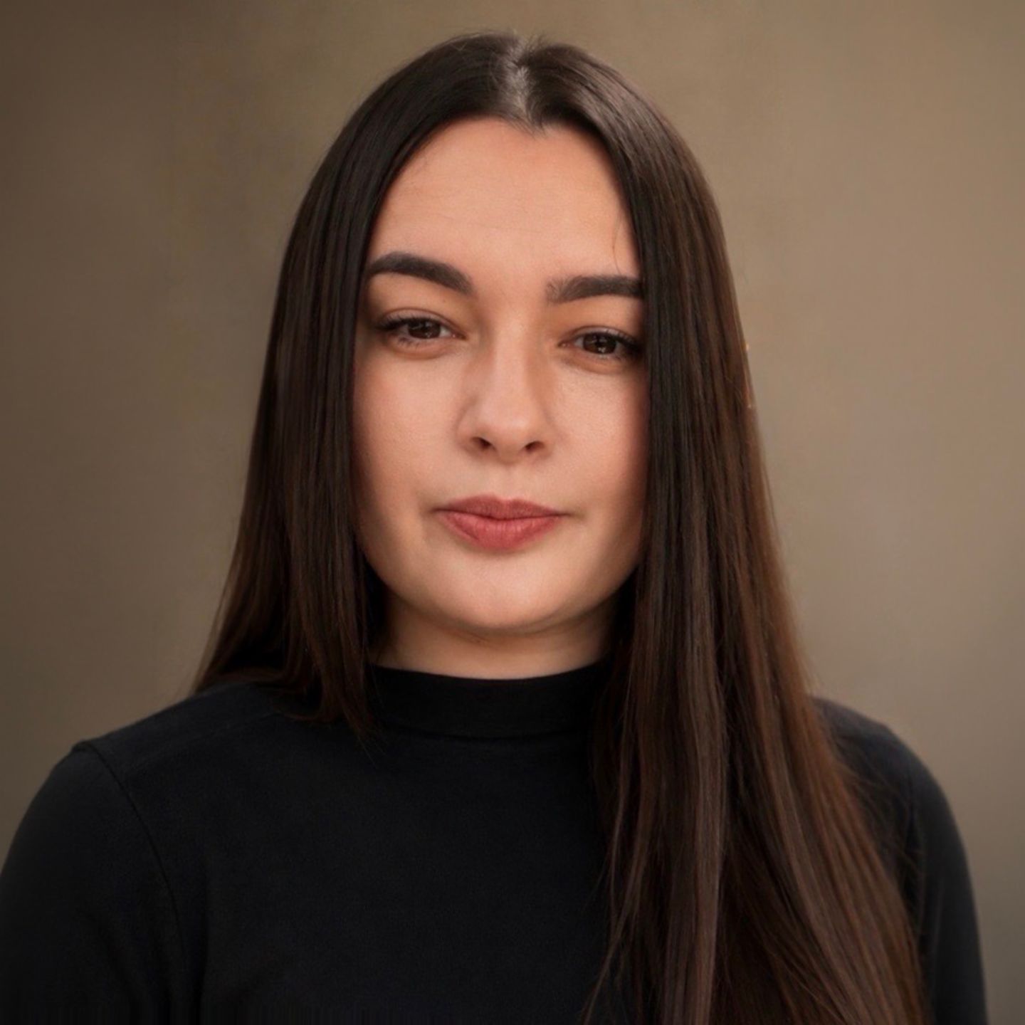 Daniela Moaca, Senior Manager IT hos EOS Romania, portrætfoto i en mørk turtleneck-sweater.
