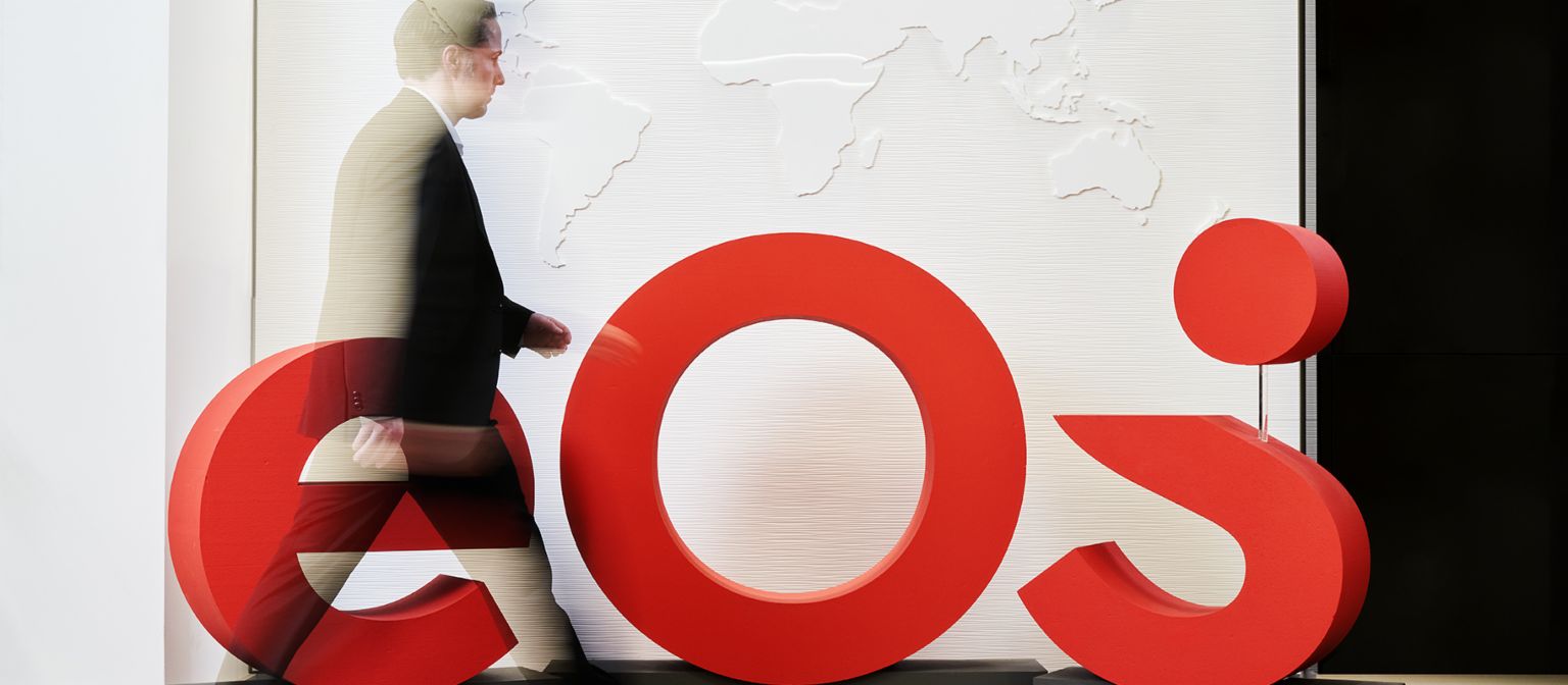 To je nova marka EOS: Novi logotip krasi predvorje sjedišta EOS-a.