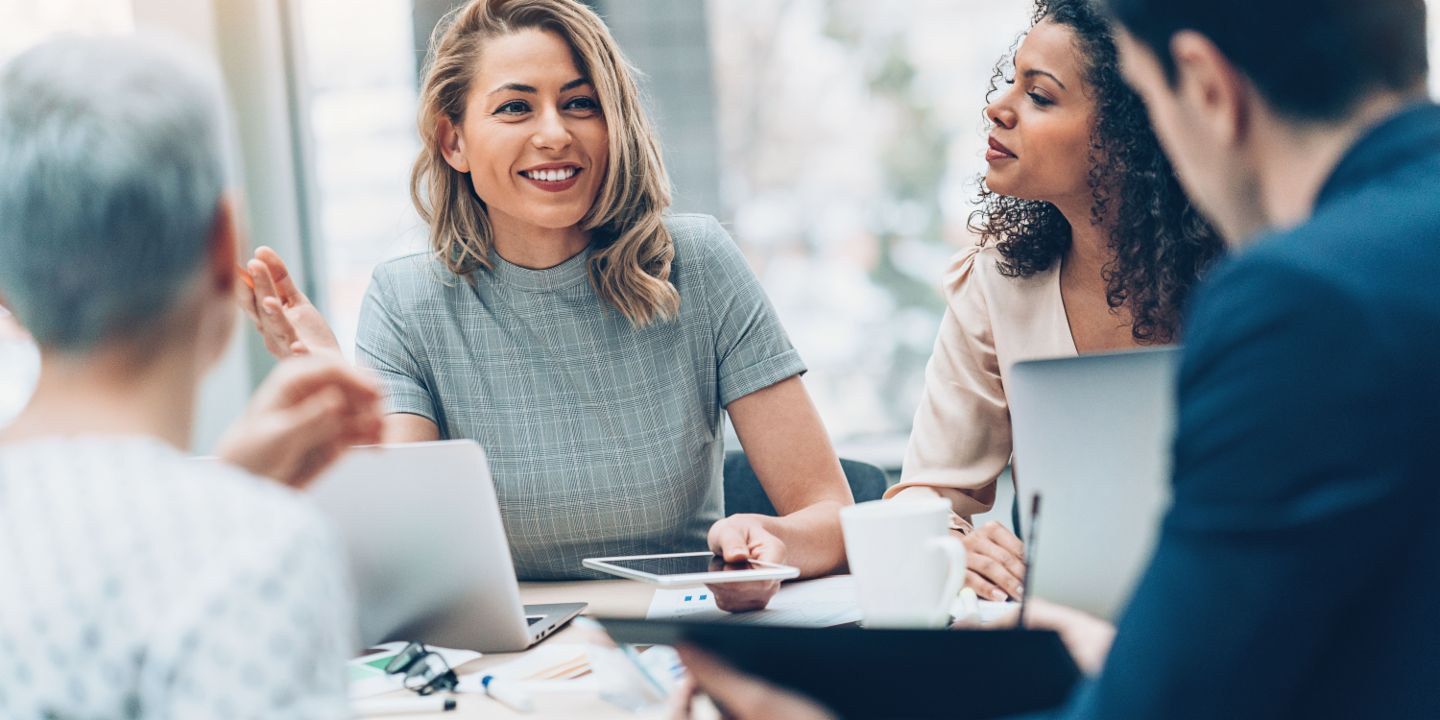 Robotic process automation: Colleagues in a meeting.