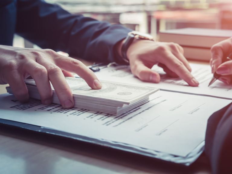 Sale of receivables: Sample image with contractual documents and cash.