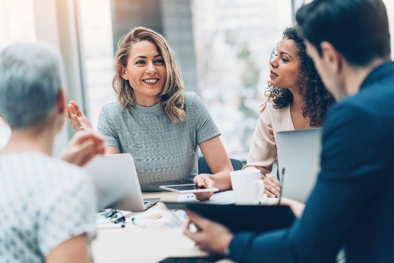 Robotic process automation: Thanks to the software, teams have more time for other tasks. Robotic process automation: Colleagues in a meeting.