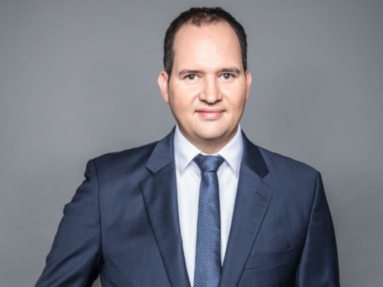 The sale of non-performing real estate portfolios: Jochen Prinz is the Managing Director of EOS Immobilienworkout GmbH The sale of non-performing real estate portfolios: Jochen Prinz is the Managing Director of EOS Immobilienworkout GmbH.