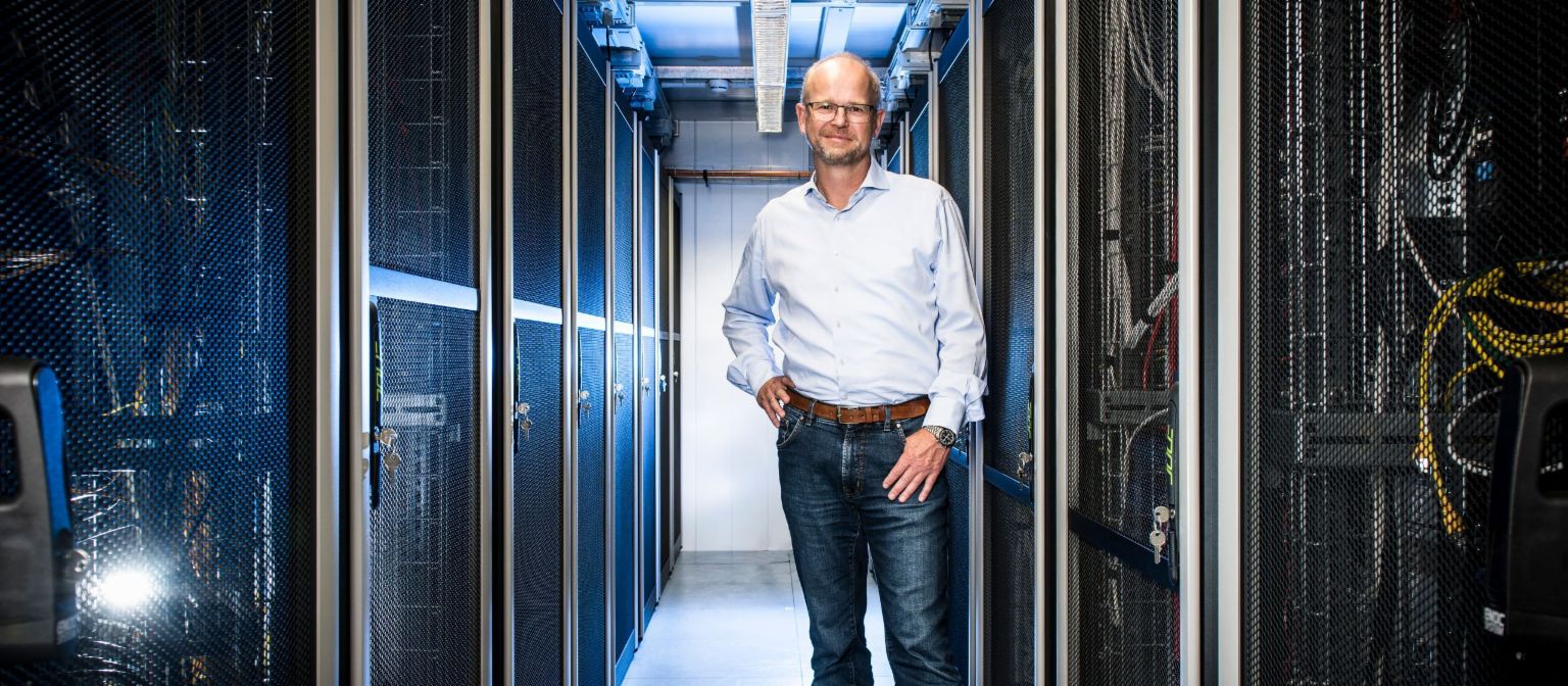Databeskyttelse og cybersikkerhed EOS: Gunnar Woitack, it-sikkerhedschef, står i serverrummet