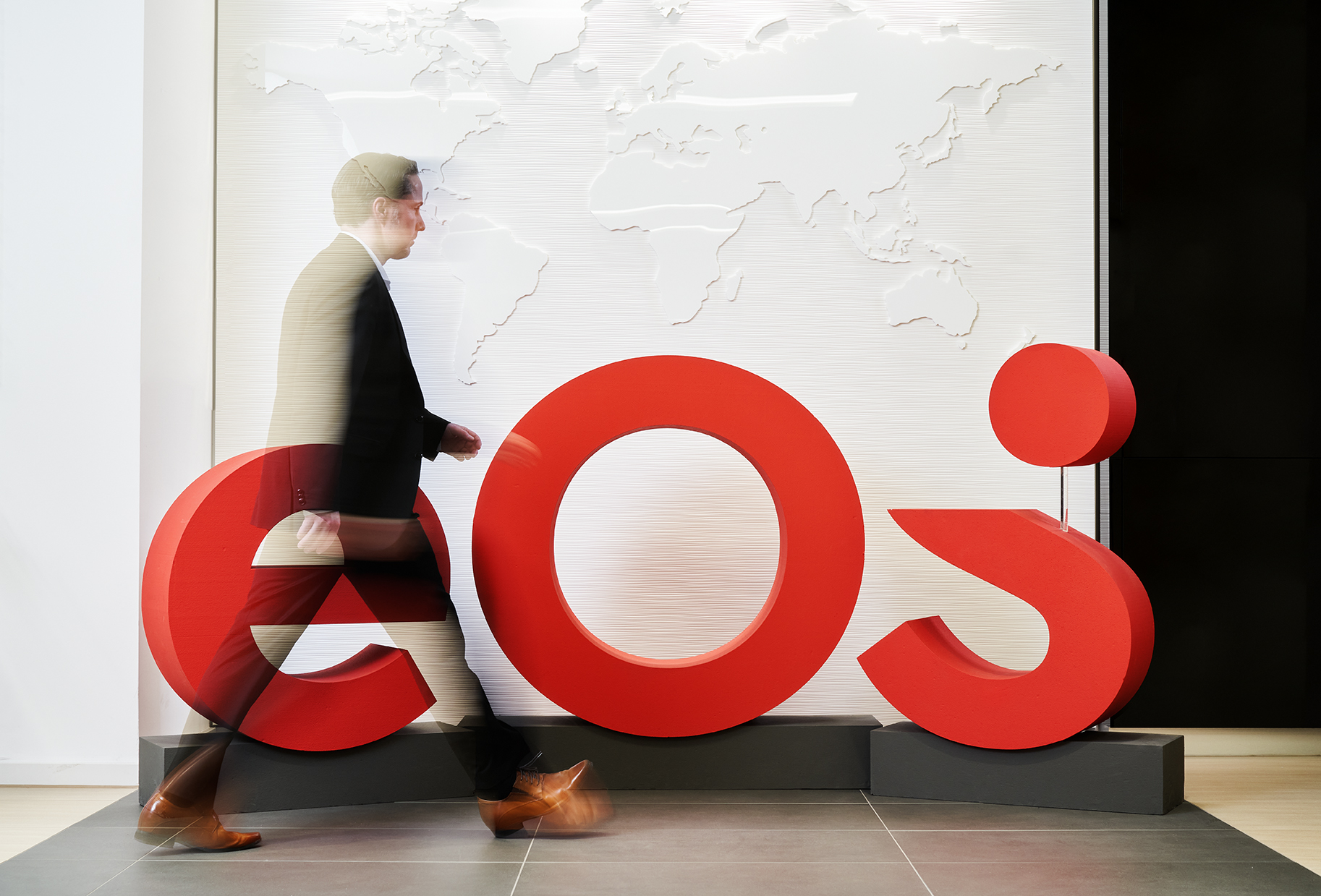 Αυτό είναι το νέο brand της EOS: το νέο λογότυπο κοσμεί τον χώρο υποδοχής των κεντρικών γραφείων της EOS.
