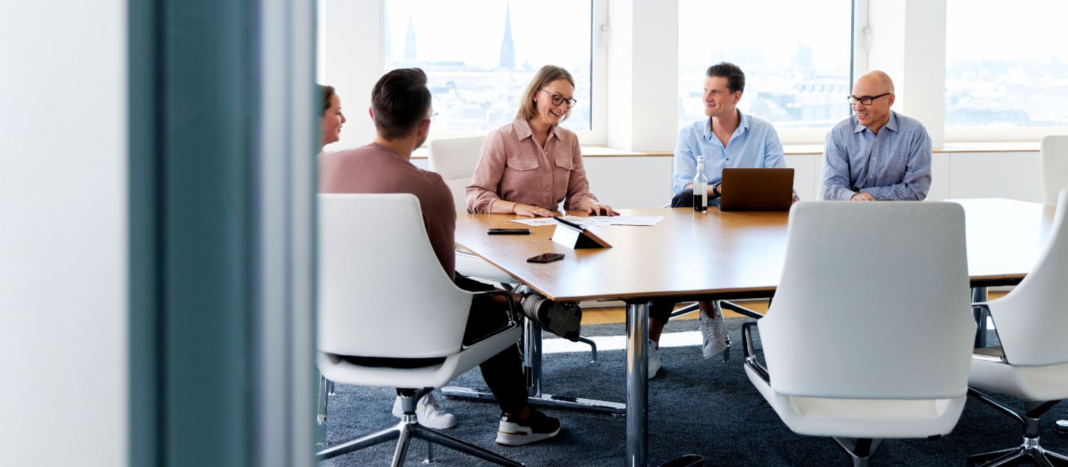 Grupo de empleados de EOS en una reunión