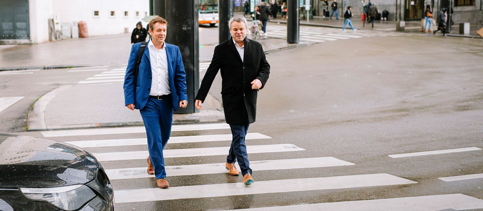 Roel Dumont and Ivan Demuynck crossing the street.