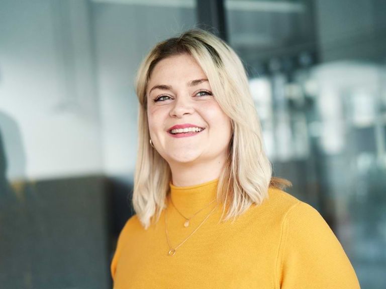 Diversity at EOS: Roxana Herfort, Corporate Communications & Marketing Consultant at EOS, campaigns for a non-discriminatory workplace in her capacity as founding member of W:isible and member of Queer@EOS.
