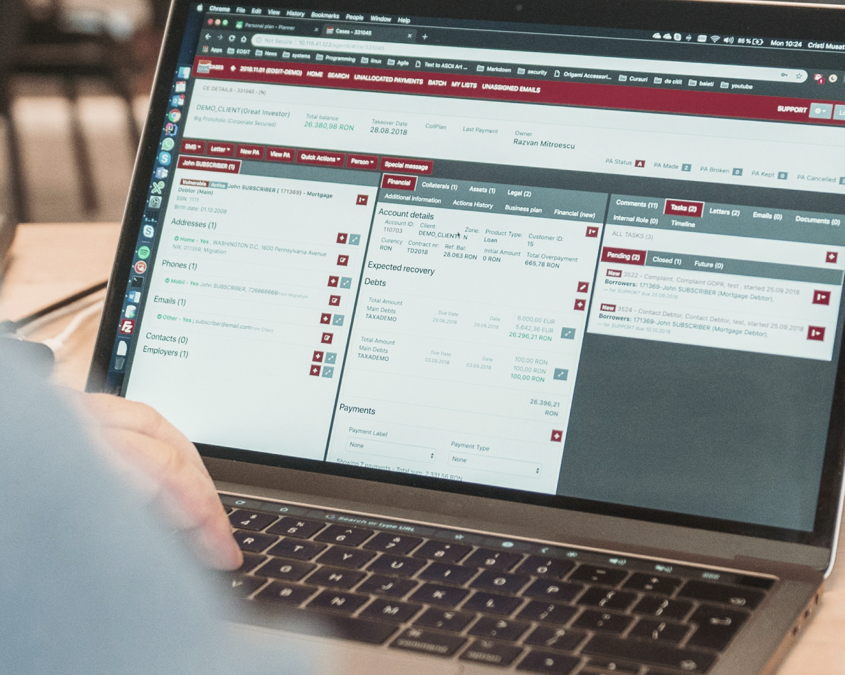 EOS Kollecto+ Board: A laptop monitor shows the debt collection system Kollecto+.