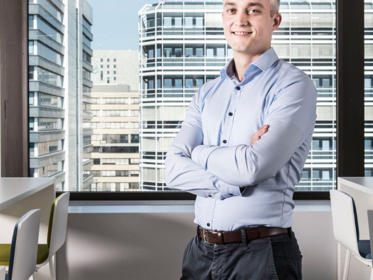 Andreas Dix z zespołu EOS Data Science siedzi przy oknie swojego biura