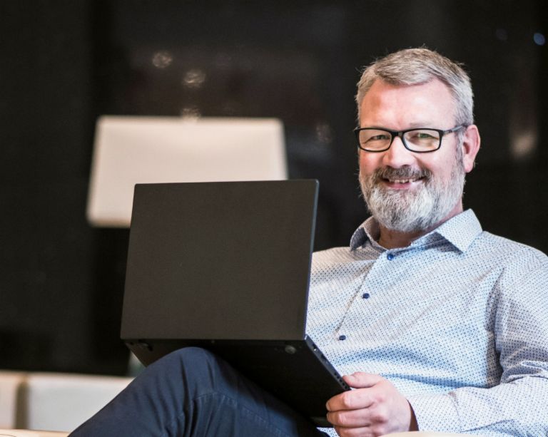 EOS Kollecto+ Board: Thomas Walter, one of the team members of the international collaboration project, with his laptop.