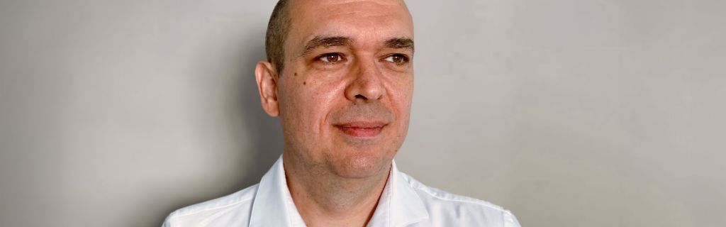 O fotografie-portret îl prezintă pe Cristian Musat, director general la EOS International BVG, cel care a gândit proiectul Kollecto+.