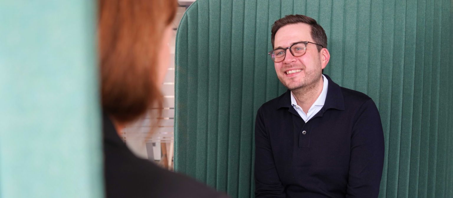 Bărbat într-un birou în timpul unui interviu