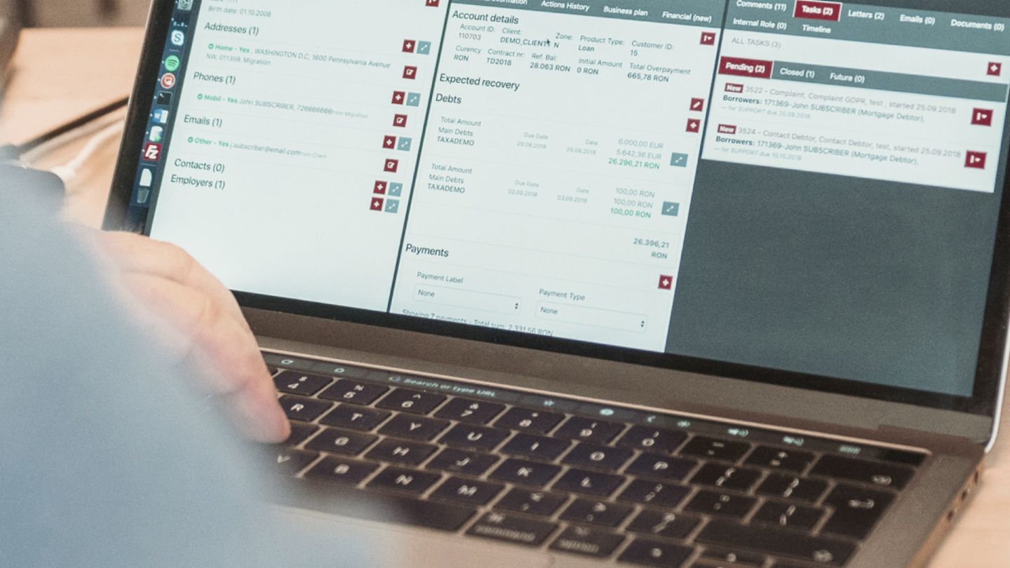 O fotografie cu un laptop deschis și o pagină Kollecto+ pe ecran. Textul de dedesubt este următorul: „Până la finele anului 2023, opt din cele 24 de companii EOS vor utiliza Kollecto+, iar software-ul va fi implementat curând și în alte țări.”