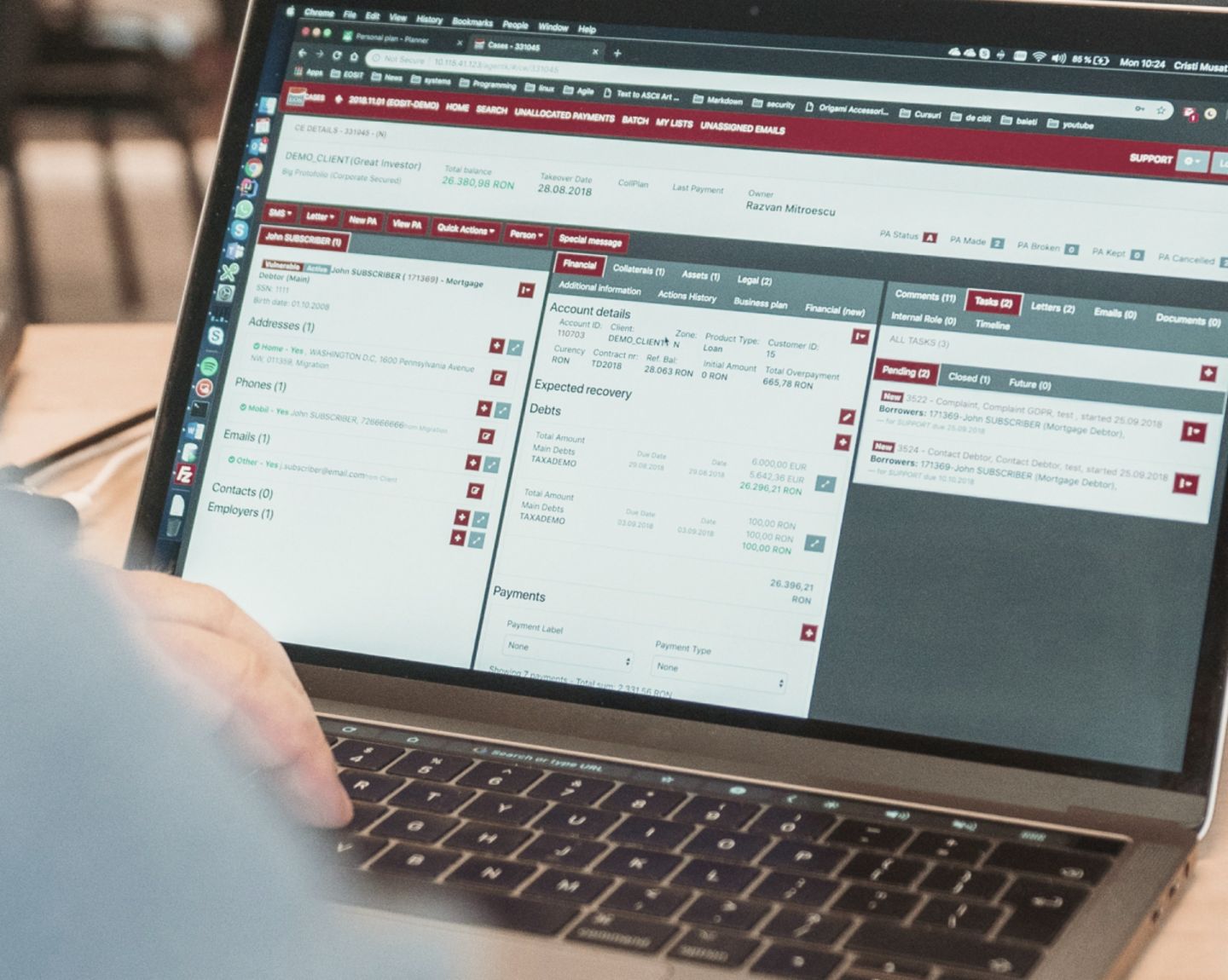 EOS Kollecto+ Board: A laptop monitor shows the debt collection system Kollecto+.