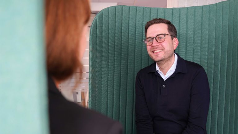 Moški v pisarniškem okolju med intervjujem